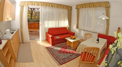 TV and multimedia, Kitchen or kitchenette, Living room, Seating area, Dining area