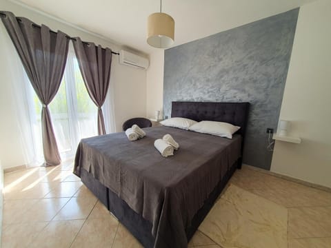 Bed, Bedroom, towels