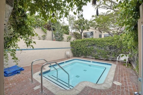 Oceanfront Fully Remodeled 2BR 2BA, Pool, Hot Tub, Gated Parking Apartment in Solana Beach