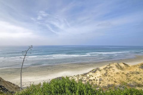 Oceanfront Fully Remodeled 2BR 2BA, Pool, Hot Tub, Gated Parking Apartment in Solana Beach