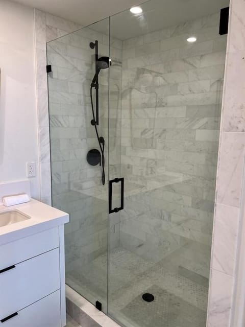 Oceanfront Fully Remodeled 2BR 2BA, Pool, Hot Tub, Gated Parking Apartment in Solana Beach