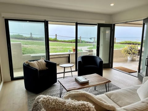 Oceanfront Fully Remodeled 2BR 2BA, Pool, Hot Tub, Gated Parking Apartment in Solana Beach