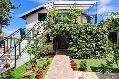 Property building, Facade/entrance, Off site