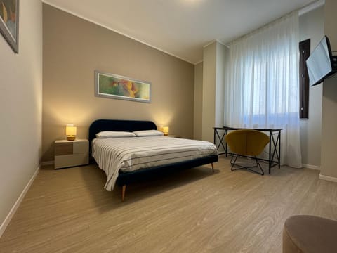 Bed, TV and multimedia, Photo of the whole room, Bedroom