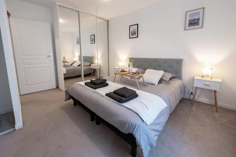 Bed, Bedroom, towels