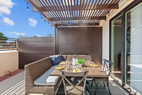 Ocotillo Spring Resort 44 Sky Fire Private Brand-New Home, Private Hot Tub, and Community Pool House in Santa Clara