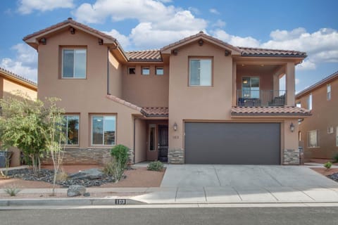 Paradise Village Resort 103 Resort View, Private Hot Tub, Short Walking distance to Amenities House in Santa Clara