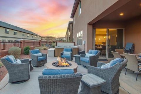 Paradise Village Resort 103 Resort View, Private Hot Tub, Short Walking distance to Amenities House in Santa Clara