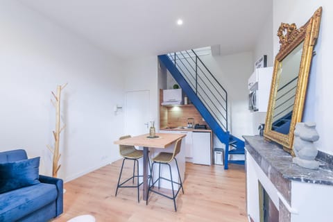Kitchen or kitchenette, Living room, Seating area, Dining area