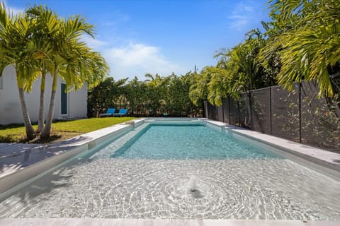 Luxury House 4 beds heated Pool w Jaccuzzi House in North Bay Village