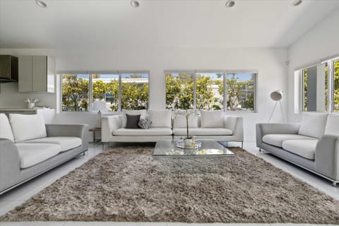 Luxury House 4 beds heated Pool w Jaccuzzi House in North Bay Village