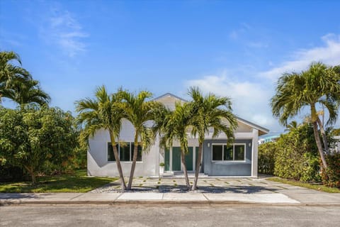 Luxury House 4 beds heated Pool w Jaccuzzi House in North Bay Village