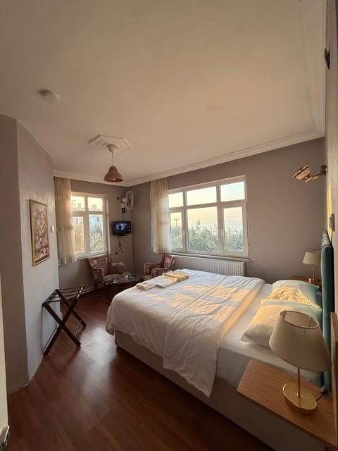 Bed, TV and multimedia, Photo of the whole room, Bedroom, towels