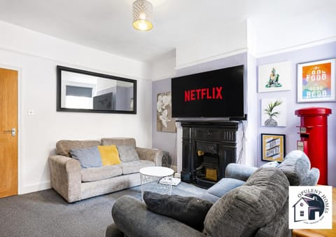 Communal lounge/ TV room, TV and multimedia, Living room, Seating area, Evening entertainment
