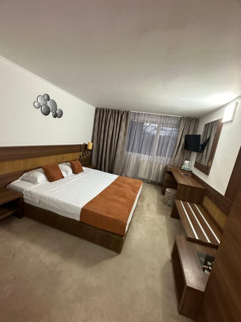 Bed, TV and multimedia, Photo of the whole room, Bedroom