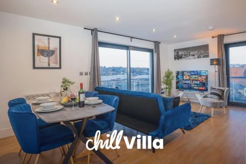 Living room, Food and drinks, Seating area, Dining area, Food