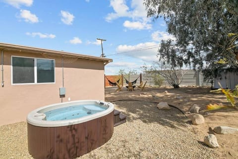 The Desert Nomad Retreat in Joshua Tree Village House in Joshua Tree
