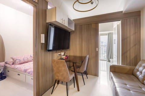 Communal lounge/ TV room, Bed, TV and multimedia, Kitchen or kitchenette, Living room, Photo of the whole room, Seating area, Dining area, Evening entertainment, Bedroom, wardrobe, air conditioner