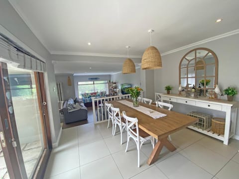 Seating area, Dining area