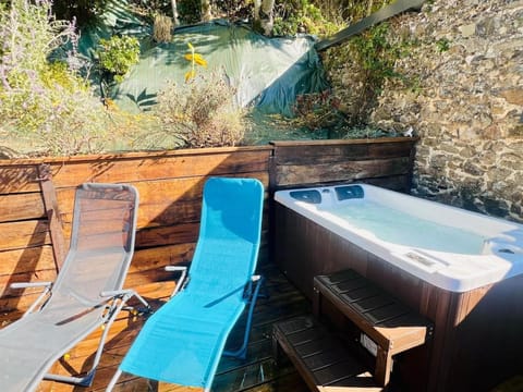 Hot Tub, Garden view, sunbed