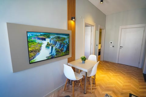 TV and multimedia, Seating area, Dining area