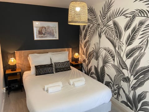 Bed, Night, Photo of the whole room, Bedroom, safe, towels