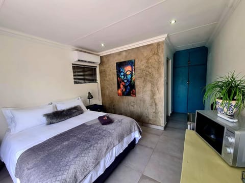 Bed, TV and multimedia, air conditioner