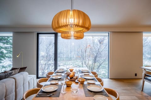 Living room, Food and drinks, Dining area