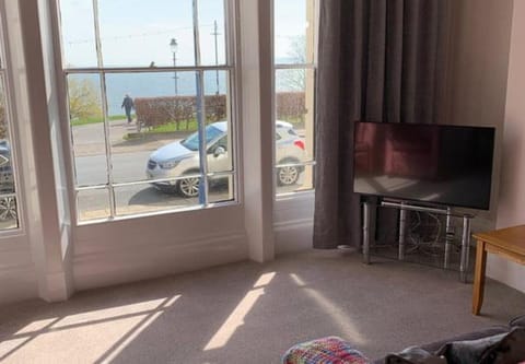 Communal lounge/ TV room, TV and multimedia, Living room, Evening entertainment, Parking