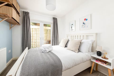 Large 5Bed Town House-Sleeps 9-By FabAccommodation Apartment in Bristol