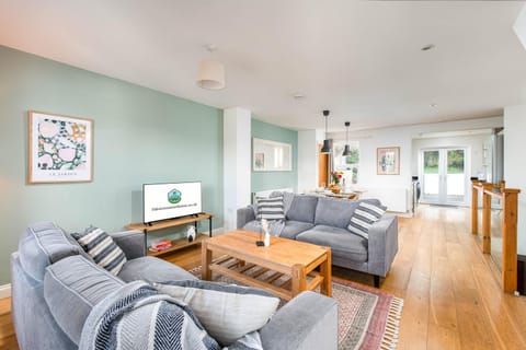 Large 5Bed Town House-Sleeps 9-By FabAccommodation Apartment in Bristol