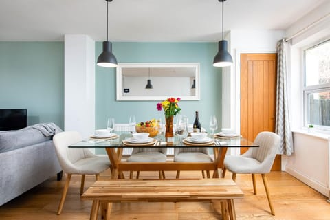 Large 5Bed Town House-Sleeps 9-By FabAccommodation Apartment in Bristol