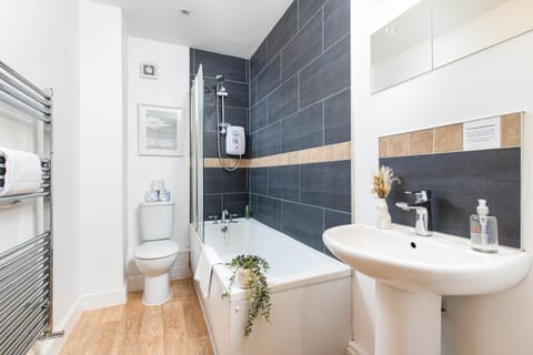 Large 5Bed Town House-Sleeps 9-By FabAccommodation Apartment in Bristol