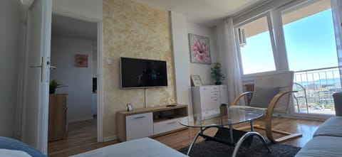 Communal lounge/ TV room, TV and multimedia, Living room, Seating area, Evening entertainment