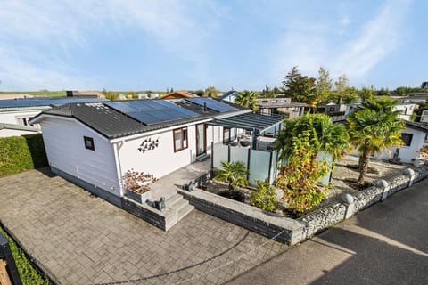 Property building, Day, Neighbourhood, Natural landscape, Garden, Bedroom, Garden view, Street view, Parking, washing machine