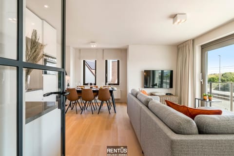 TV and multimedia, View (from property/room), Balcony/Terrace, Living room, Seating area, Dining area