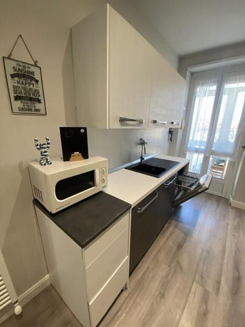 Kitchen or kitchenette, dishwasher, minibar