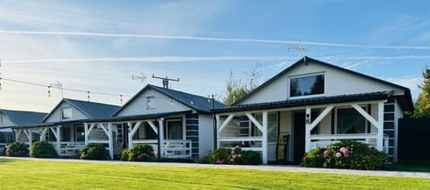 Property building, Spring, Day, Garden, Garden view