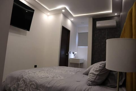 Bed, TV and multimedia, Photo of the whole room, Bedroom, towels, air conditioner