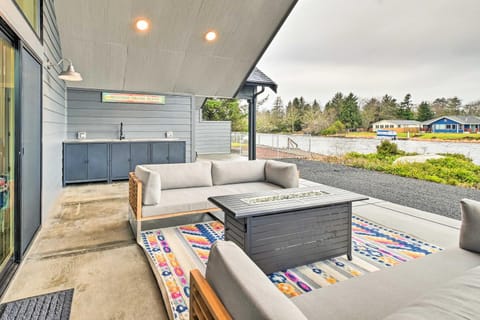 Modern Ocean Shores Getaway with Dock! House in Ocean Shores