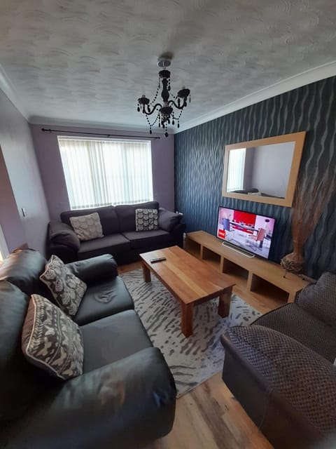 TV and multimedia, Living room, Seating area, Evening entertainment