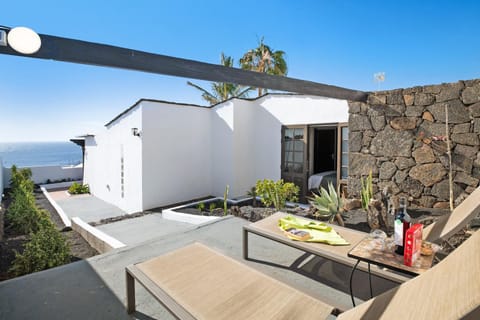 Property building, Balcony/Terrace, Living room