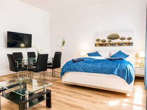 Property building, Bed, TV and multimedia, Seating area, Bedroom