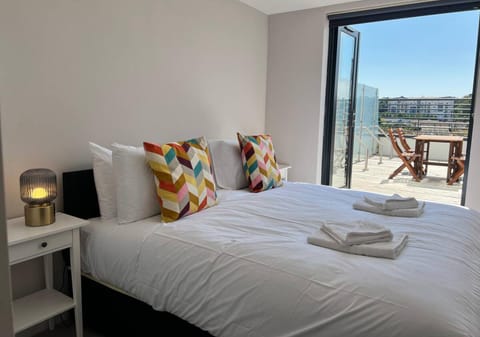 Bed, TV and multimedia, View (from property/room), Balcony/Terrace, Photo of the whole room, Bedroom, towels