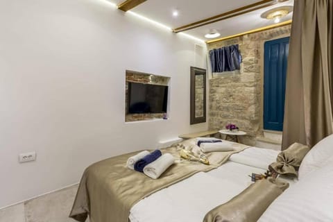 Bed, TV and multimedia, Bedroom