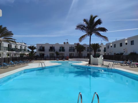 Property building, Day, Swimming pool, sunbed