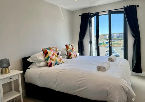 Bed, Photo of the whole room, Bedroom, City view, towels