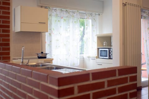 Kitchen or kitchenette, minibar, stove