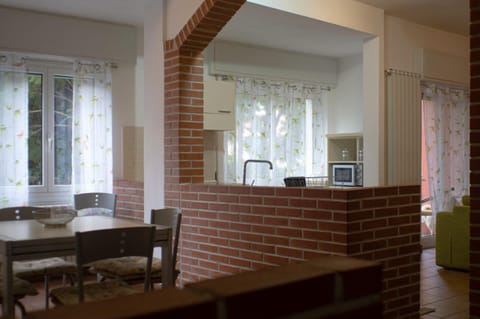 Kitchen or kitchenette, Dining area