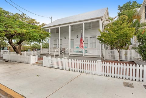 Four Flowers Guesthouse Apartment in Key West